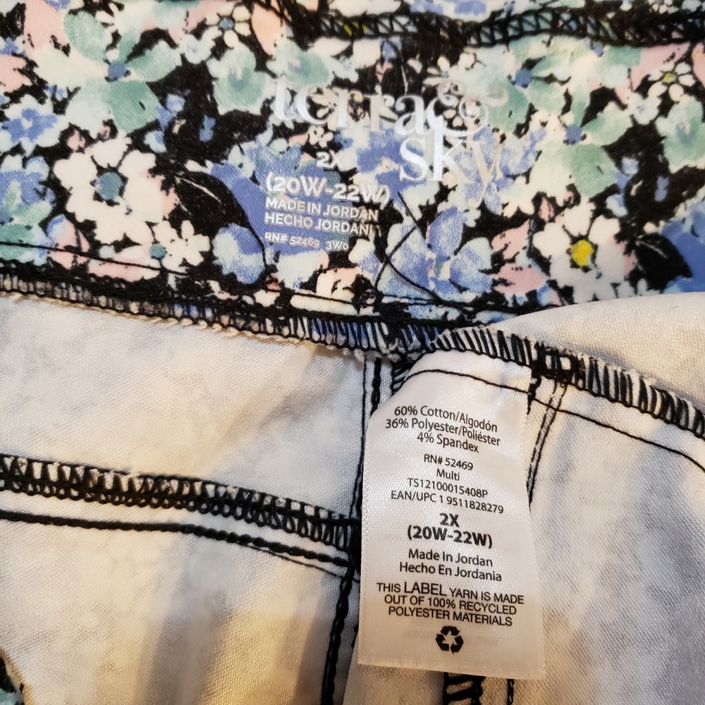 🖤Terrace & Sky Women's Black With Blue & Green Flowers Capris Size 20W-22W🖤 - Picture 3 of 4
